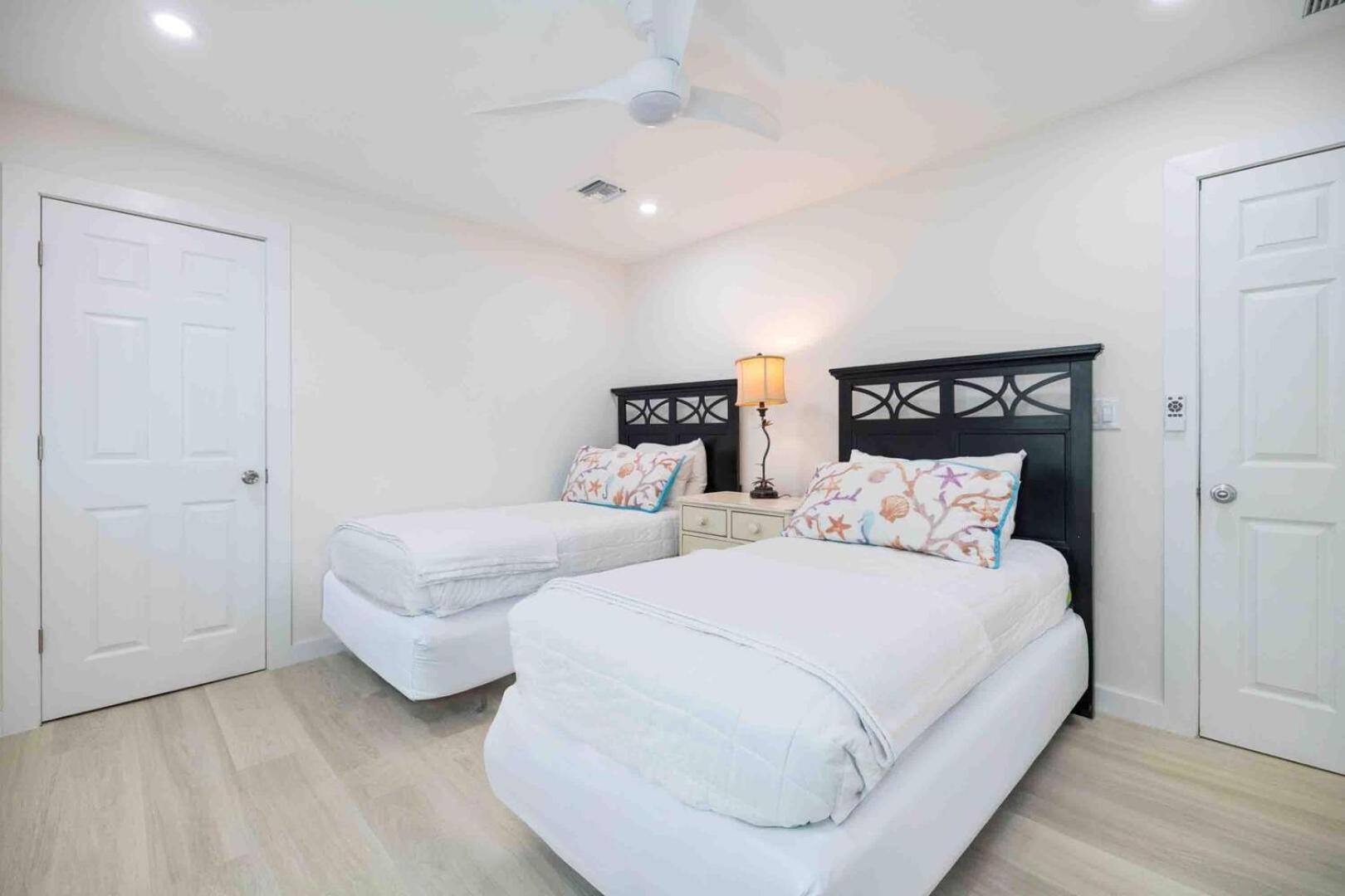 Thatch Hill - Renovated Beach House With Pool, Short Walk To The Rum Point Club Driftwood Village Exteriör bild