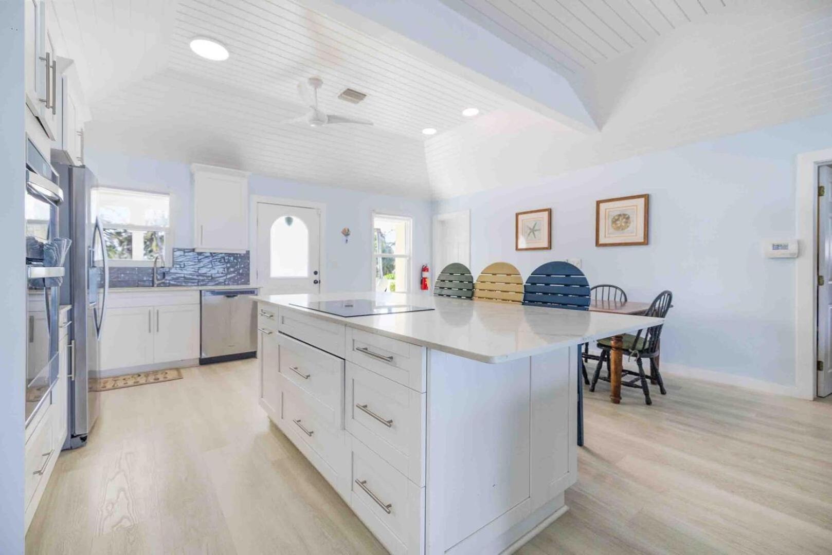 Thatch Hill - Renovated Beach House With Pool, Short Walk To The Rum Point Club Driftwood Village Exteriör bild