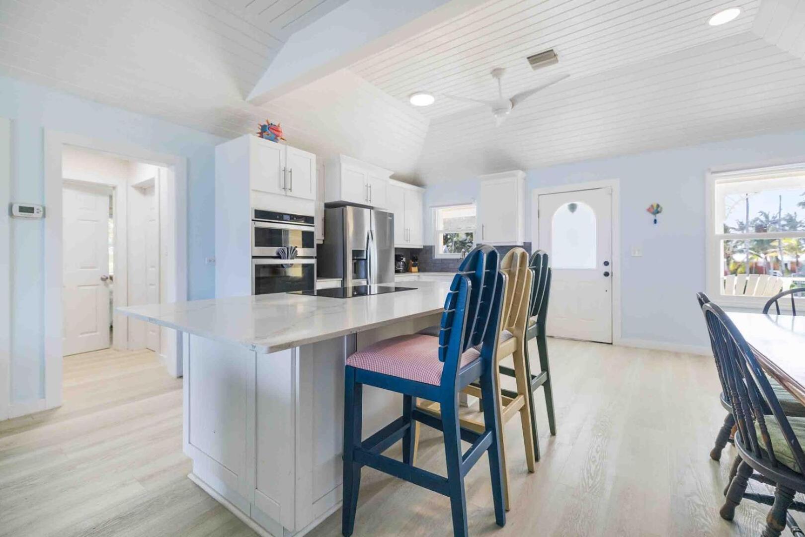 Thatch Hill - Renovated Beach House With Pool, Short Walk To The Rum Point Club Driftwood Village Exteriör bild