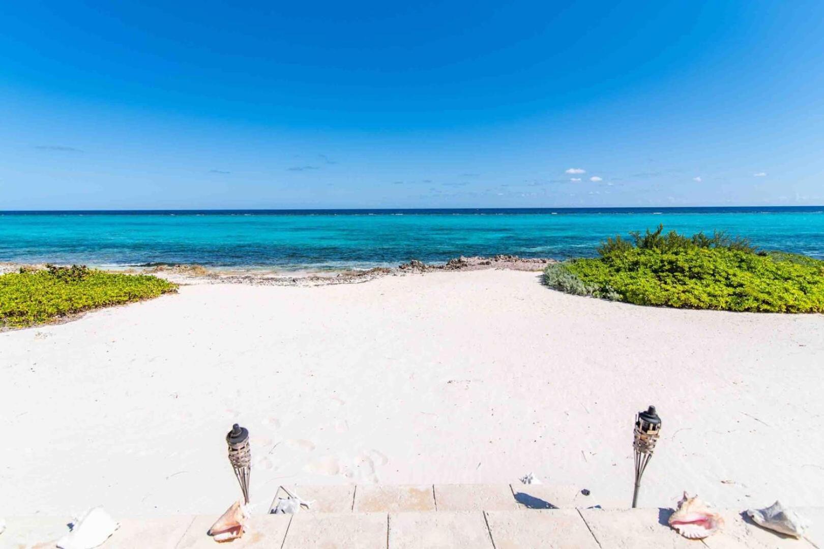 Thatch Hill - Renovated Beach House With Pool, Short Walk To The Rum Point Club Driftwood Village Exteriör bild
