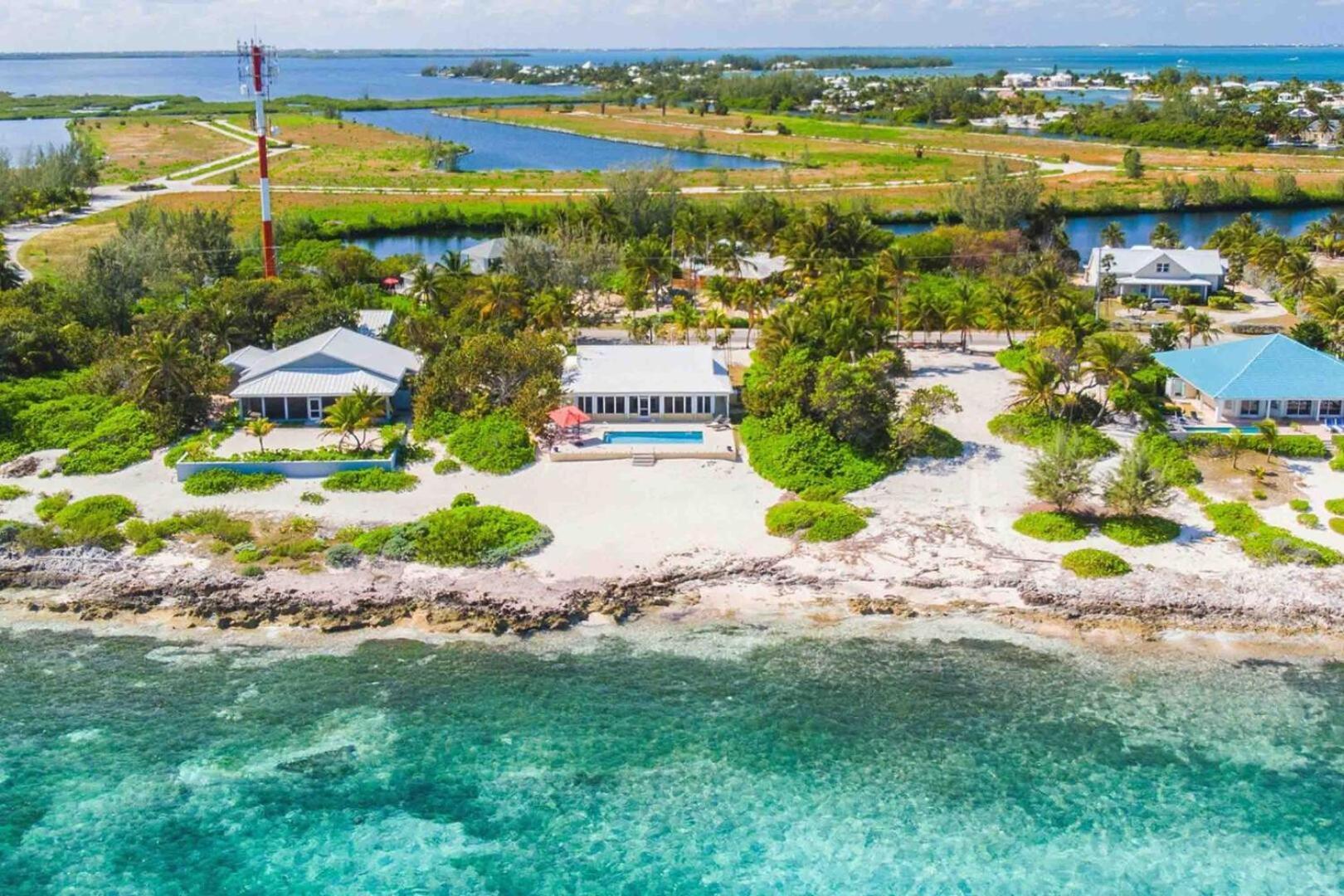 Thatch Hill - Renovated Beach House With Pool, Short Walk To The Rum Point Club Driftwood Village Exteriör bild